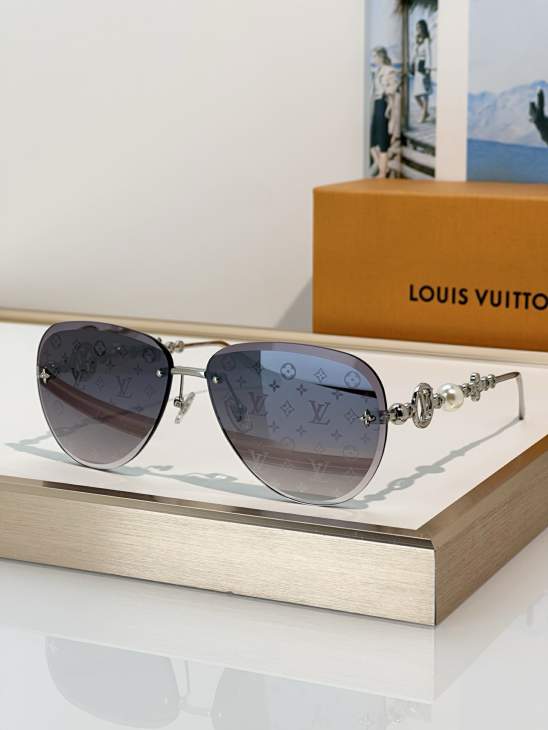 Picture of Louis Vuitton Sunglasses _SKUfw80916563fw
